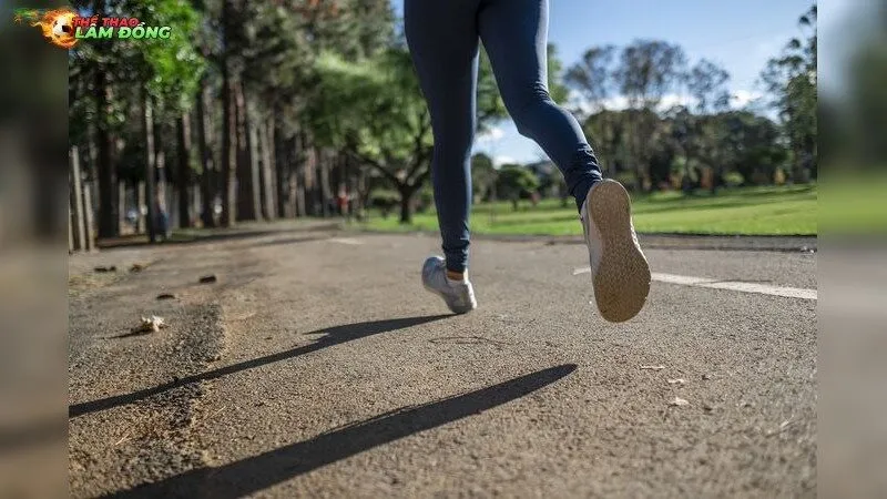 Chấn thương căng cơ bắp chân khi chạy bộ – Khám phá cách hồi phục nhanh chóng