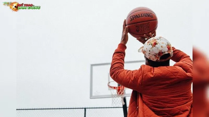 Chấn thương đầu gối khi chơi bóng rổ – Tìm hiểu nguyên nhân và cách phục hồi