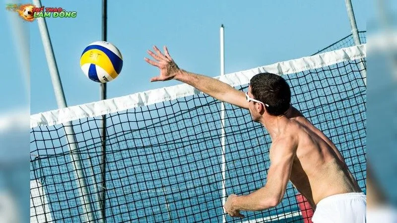 Trật khớp vai do chơi bóng chuyền – Giải pháp phục hồi nhanh chóng